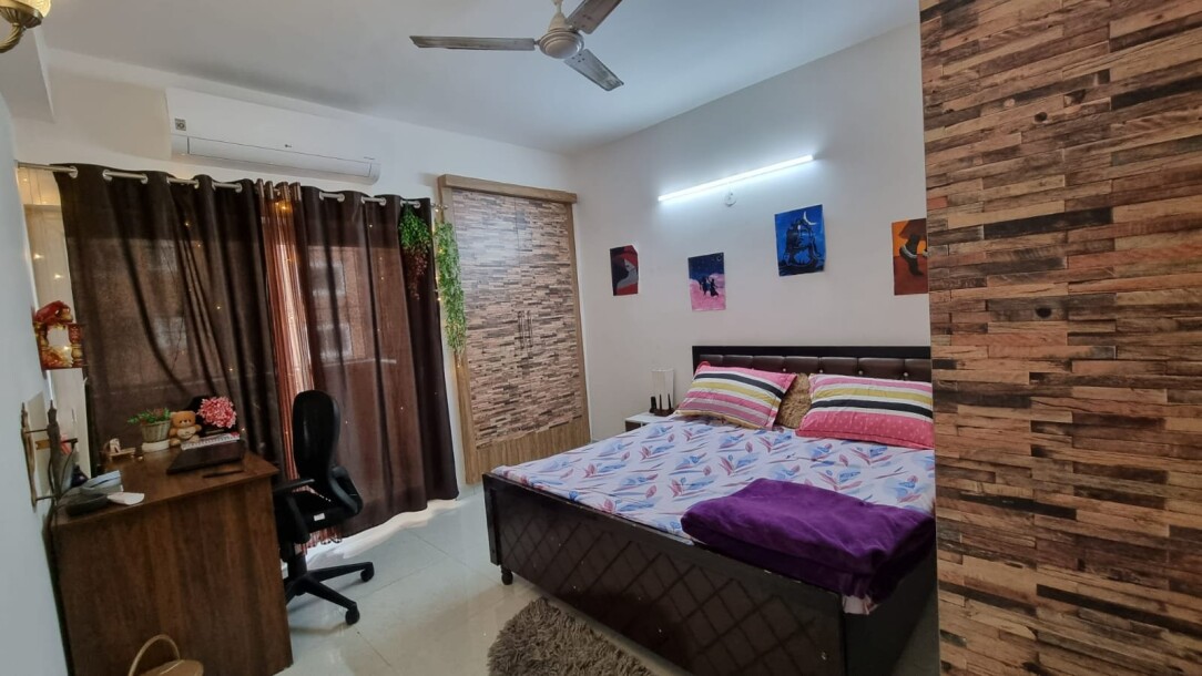 Looking for a Female flatmate in a 3bhk  flat in Noida Hyde Park, Sector 78 #guesthouses-2