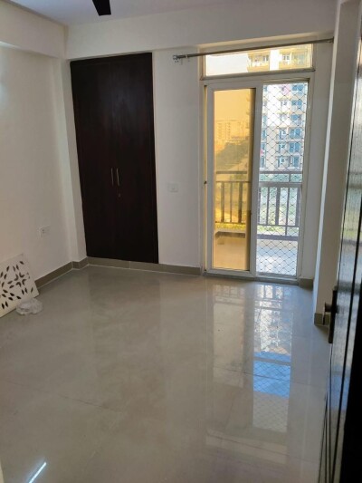 3 bhk semi furnished flat in Noida extension
