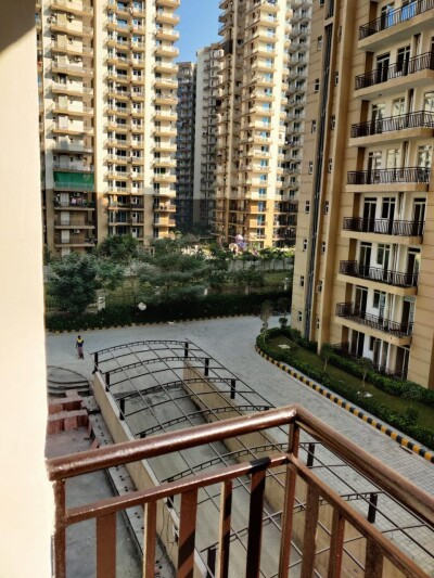 3 bhk semi furnished flat in Noida extension