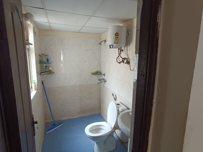 2 bhk flat Available Fully furnished Golf city plot 11 sectors 75-3