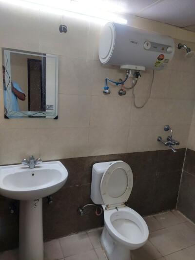 2bhk Room Available Sector 75 golf city plot 11
