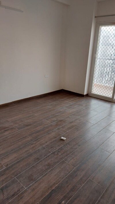 4 bhk semi furnished flat