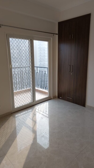 4 bhk semi furnished flat