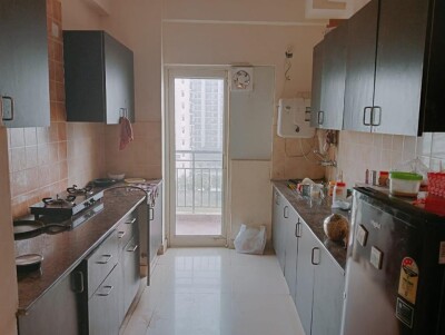 2bhk Room Available Sector 75 golf city plot 11
