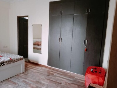 2bhk Room Available Sector 75 golf city plot 11