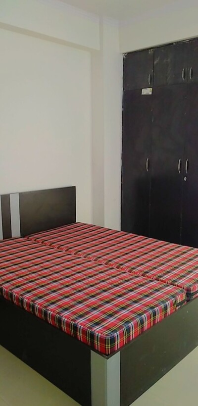 2bhk Room Available Sector 75 golf city plot 11